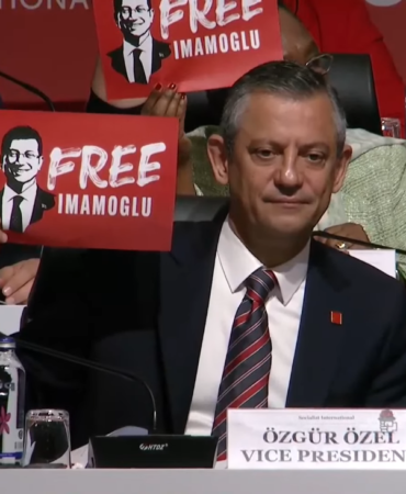 screenshot-2025-05-24-at-10-45-40-1101-ozgur-ozel-sosyalist-enternasyonal-konsey-toplantisinda-konusuyor-istanbul-canli-youtube