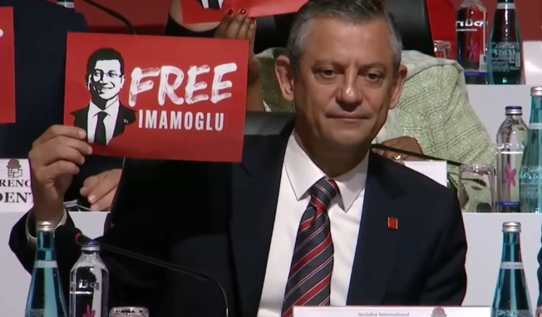 screenshot-2025-05-24-at-10-45-40-1101-ozgur-ozel-sosyalist-enternasyonal-konsey-toplantisinda-konusuyor-istanbul-canli-youtube