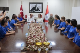 Başkan Mutlu şampiyon kızları ağırladı (6)