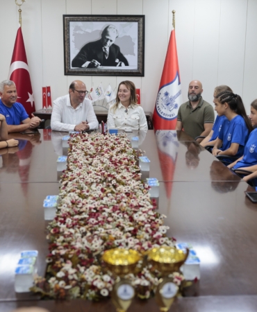 Başkan Mutlu şampiyon kızları ağırladı (6)