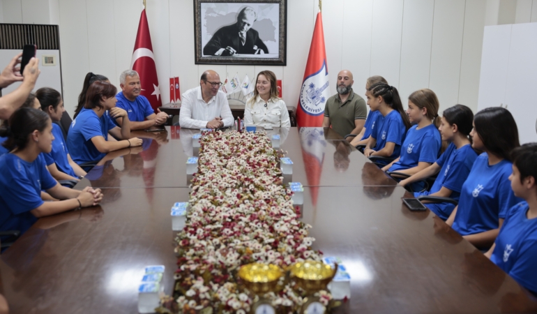 Başkan Mutlu şampiyon kızları ağırladı (6)