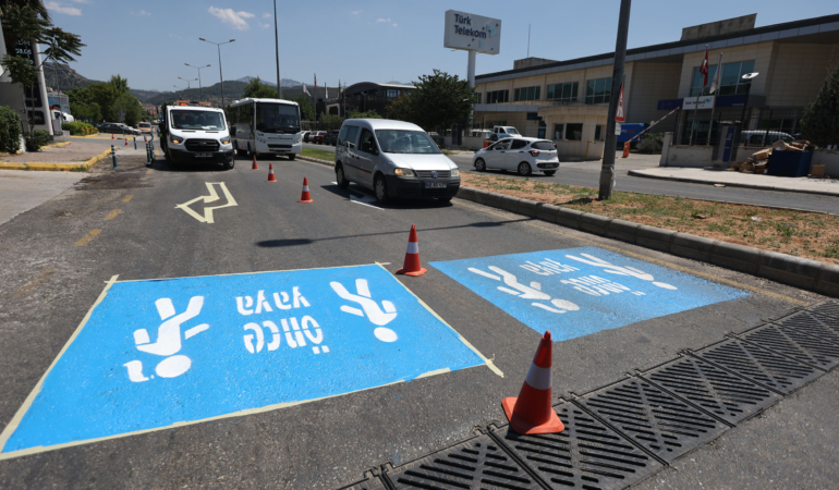 Büyükşehir 13 İlçede Güvenli Trafik İçin Yolları Tek Tek Çiziyor (10)