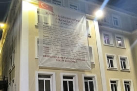 Anayasa-tartismalarina-Baskan-Eski-boyle-yanit-verdi-Ilk-4-maddeyi-belediye-binasina-astirdi-365849_news_big