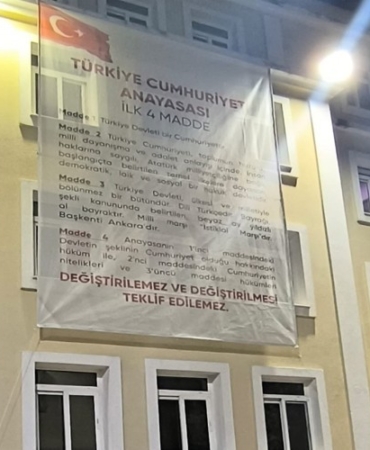 Anayasa-tartismalarina-Baskan-Eski-boyle-yanit-verdi-Ilk-4-maddeyi-belediye-binasina-astirdi-365849_news_big