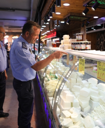 Bayraklı'da pazar yerlerine sıkı denetim (3)