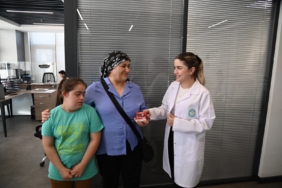 Büyükşehir’in “Ben Buradayım” projesinde bileklik dağıtımı sürüyor (1)