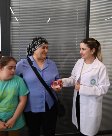 Büyükşehir’in “Ben Buradayım” projesinde bileklik dağıtımı sürüyor (1)