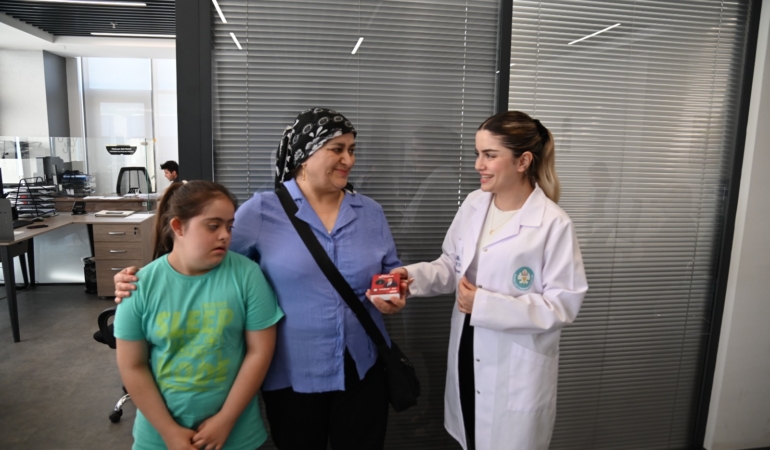 Büyükşehir’in “Ben Buradayım” projesinde bileklik dağıtımı sürüyor (1)