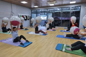 Konaklı kadınlar hem spor yapıyor hem sosyalleşiyor (5)