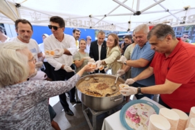 Konak’ta aşure bereketi Başkan Mutlu’dan vatandaşlara ikram (3)