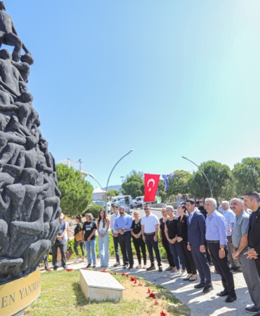 Madımak'ta yitirilen canlar Bayraklı'da anıldı (1)