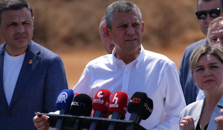 ozgur-ozel-abdullah-guler-hadsizlik-yapiyor