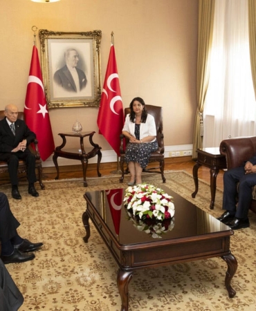 silahlarin-birakilmasinin-ardindan-ilk-dem-parti-imrali-heyeti-bahceli-ile-bir-araya-geldi-1