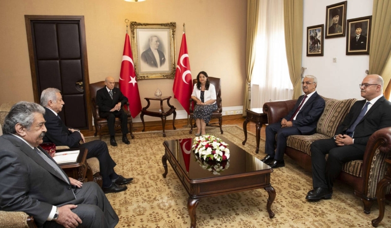 silahlarin-birakilmasinin-ardindan-ilk-dem-parti-imrali-heyeti-bahceli-ile-bir-araya-geldi-1