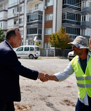 Başkan Dutlulu Akhisar’da Asfalt Çalışmalarını İnceledi, Esnafla Buluştu (5)
