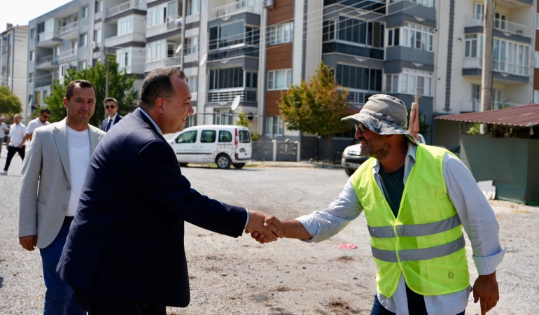 Başkan Dutlulu Akhisar’da Asfalt Çalışmalarını İnceledi, Esnafla Buluştu (5)