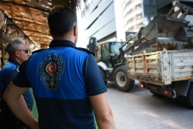 Bayraklı'da kaldırım işgallerine geçit yok (6)