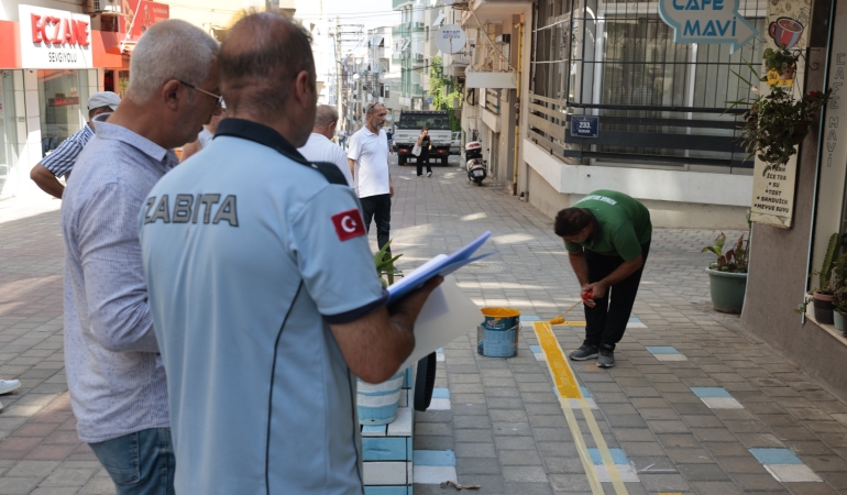 Konak’ta kaldırım işgaline sarı çizgi (3)