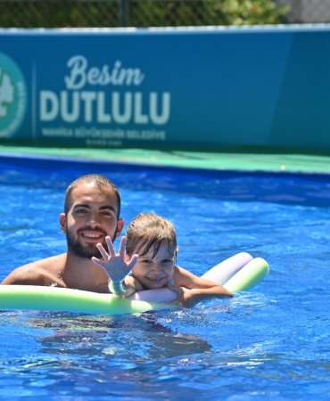 Manisa’da Çocuklar Büyükşehir’in Portatif Havuzlarında Serinliyor (6)