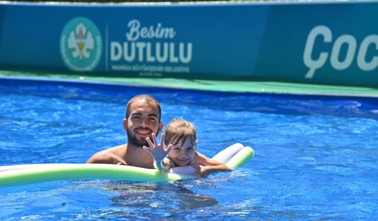Manisa’da Çocuklar Büyükşehir’in Portatif Havuzlarında Serinliyor (6)