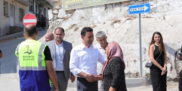 Bayraklı'da yol yenileme çalışmaları hız kesmiyor (8)