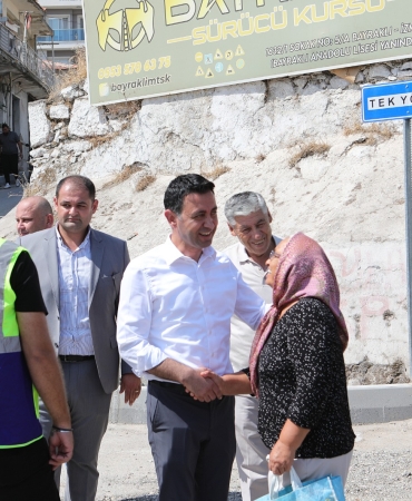 Bayraklı'da yol yenileme çalışmaları hız kesmiyor (8)