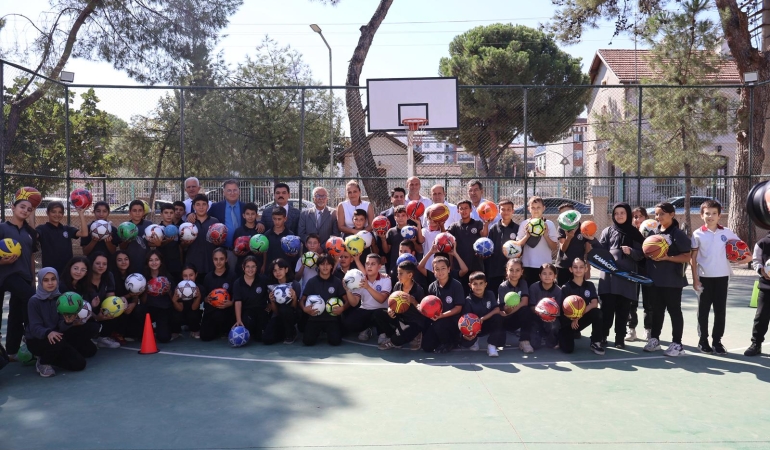 Belediye’den Öğrencilere Spor Malzemesi Desteği (18)