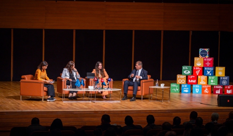 Çeşme Belediye Başkanı Lâl Denizli, İzmir Büyükşehir Belediyesi Kurumsal Sürdürülebilirlik Raporu Lansmanında konuştuPHOTO-2025-09-29-17-45-39 2