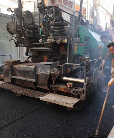 Konak’ta asfalt seferberliği devam ediyor (11)