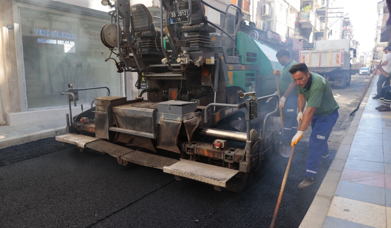 Konak’ta asfalt seferberliği devam ediyor (11)