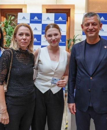 ozgur-ozel-ferdi-zeyrek-in-kizi-nehir-in-universite-kayit-islemine-eslik-etti