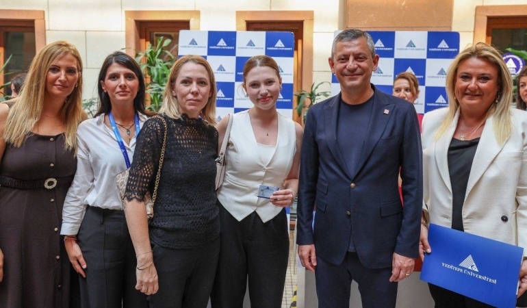 ozgur-ozel-ferdi-zeyrek-in-kizi-nehir-in-universite-kayit-islemine-eslik-etti