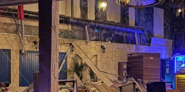 1760761106239-aa-20251017-39444778-39444776-izmirde-bir-eglence-merkezinde-dekor-duvarinin-cokmesi-sonucu-6-kisi-yaralandi