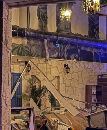 1760761106239-aa-20251017-39444778-39444776-izmirde-bir-eglence-merkezinde-dekor-duvarinin-cokmesi-sonucu-6-kisi-yaralandi