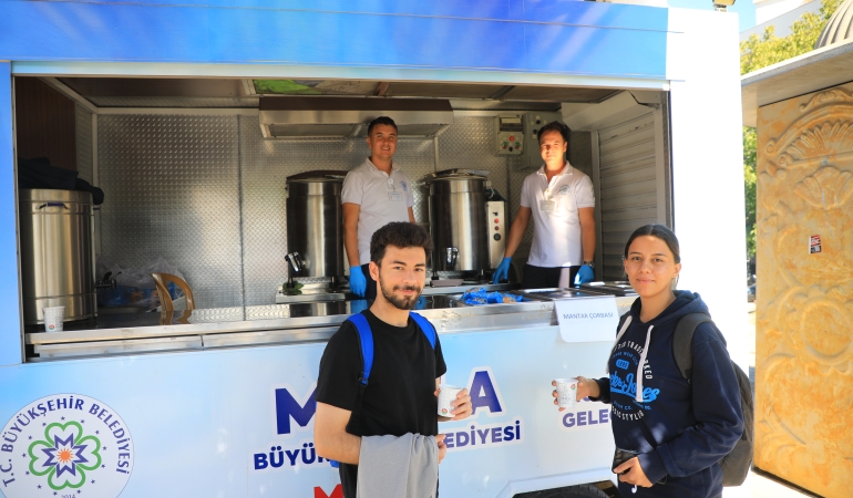 Büyükşehir Sıcak bir Çorba ile Öğrencilerin Yanında (3)