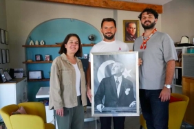 Çeşme Belediyesi’nden Muhtarlar Haftasında anlamlı hediye_ Atatürk tablosuPHOTO-2025-10-21-13-54-18