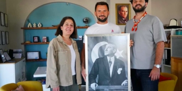 Çeşme Belediyesi’nden Muhtarlar Haftasında anlamlı hediye_ Atatürk tablosuPHOTO-2025-10-21-13-54-18