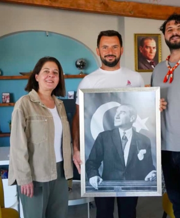 Çeşme Belediyesi’nden Muhtarlar Haftasında anlamlı hediye_ Atatürk tablosuPHOTO-2025-10-21-13-54-18