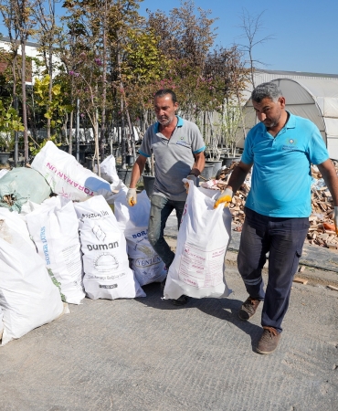 Gaziemir Belediyesi’nden yurttaşlara yakacak odun desteği (6)