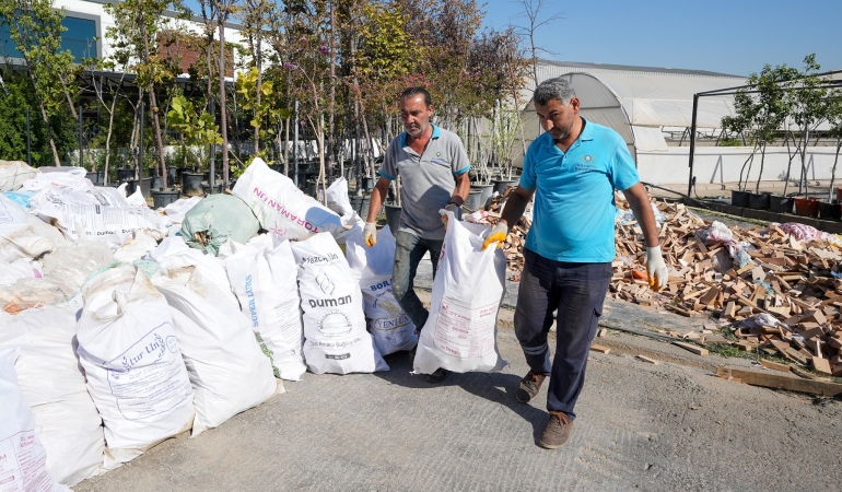 Gaziemir Belediyesi’nden yurttaşlara yakacak odun desteği (6)