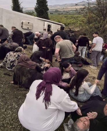 Izmir-den-Denizliye-giden-tur-otobusu-devrildi-1-olu-32-yarali-373175_news_big