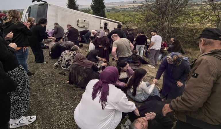 Izmir-den-Denizliye-giden-tur-otobusu-devrildi-1-olu-32-yarali-373175_news_big