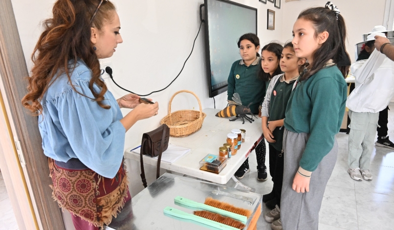 Manisalı Öğrenciler Arıların Önemini Öğreniyor (1)