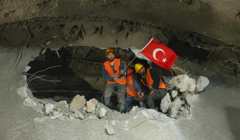 ankara-izmir-arasi-seyahat-suresi-dusuyor-koroglu-tunelinde-isik-gorundu-resim-1