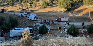 mersinde-tarim-iscilerini-tasiyan-minibus-sarampole-yuvarlandi-5-kisi-hayatini-kaybetti-1