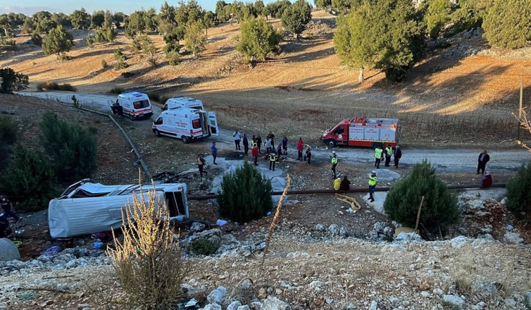 mersinde-tarim-iscilerini-tasiyan-minibus-sarampole-yuvarlandi-5-kisi-hayatini-kaybetti-1