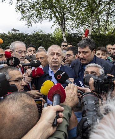 Zafer Partisi Genel Başkanı Özdağ, Meclis önünde açıklama yaptı: