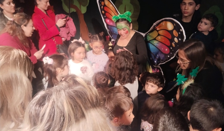 Ayvalık Belediye Tiyatrosu’nun Yeni Çocuk Oyununa Yoğun İlgi