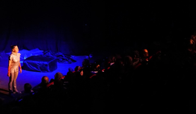 Ayvalık Belediye Tiyatrosu’ndan çarpıcı bir prömiyer: ‘Müdahil’ perde dedi