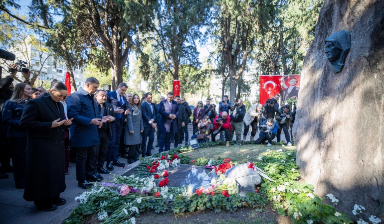 İzmir’de Zübeyde Hanım’a duygusal anma